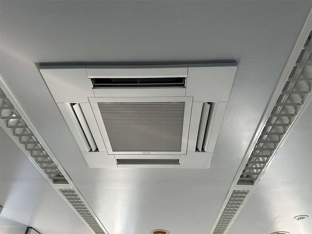 wz5825 ミツビシ 業務用 天カセ エアコン 冷暖房 １.５馬力 中古 2006年製 3相200V50/60HZ 飲食店 店舗 オフィス 厨ボックス 形状:天井埋込カセット形4方向 三菱電機(MITSUBISHI)の業務用エアコン