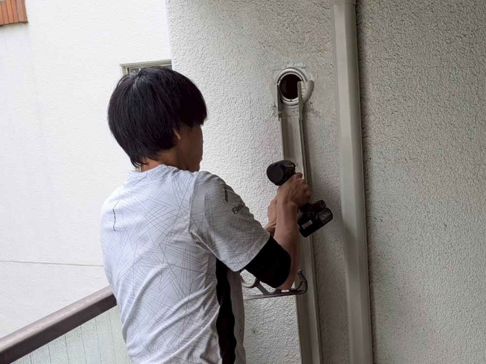 室外機側配管化粧カバー設置