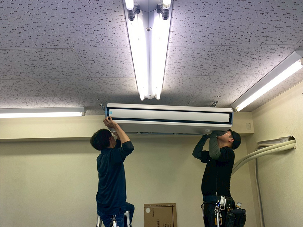 室内機吊り込み