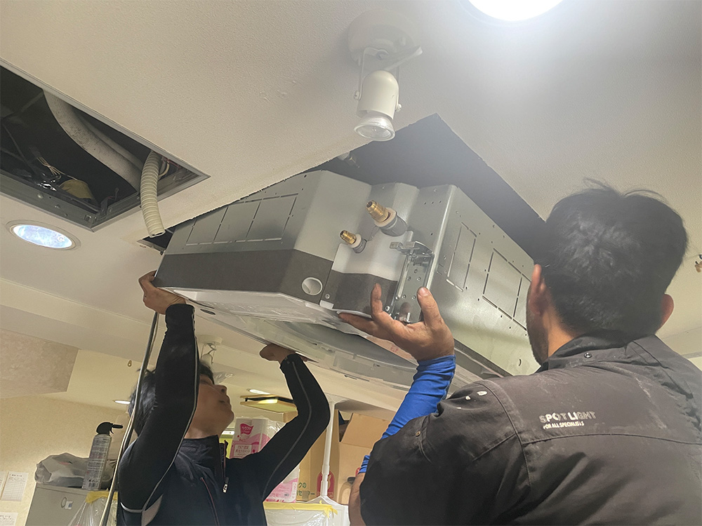 新規室内機吊り込み