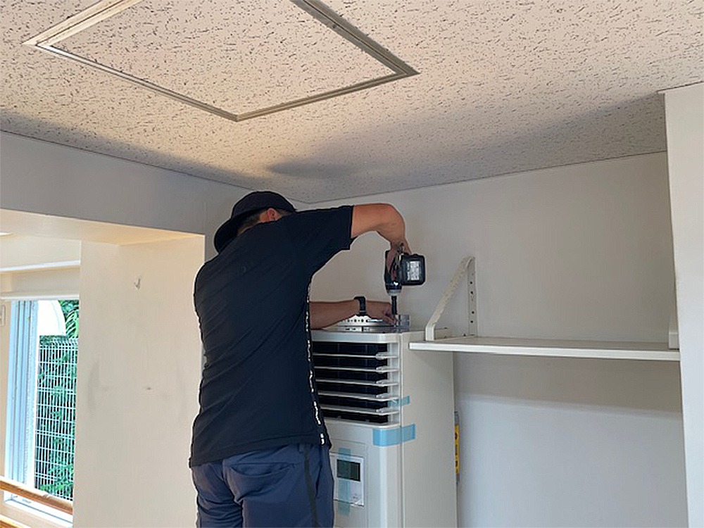 転倒防止金具設置①