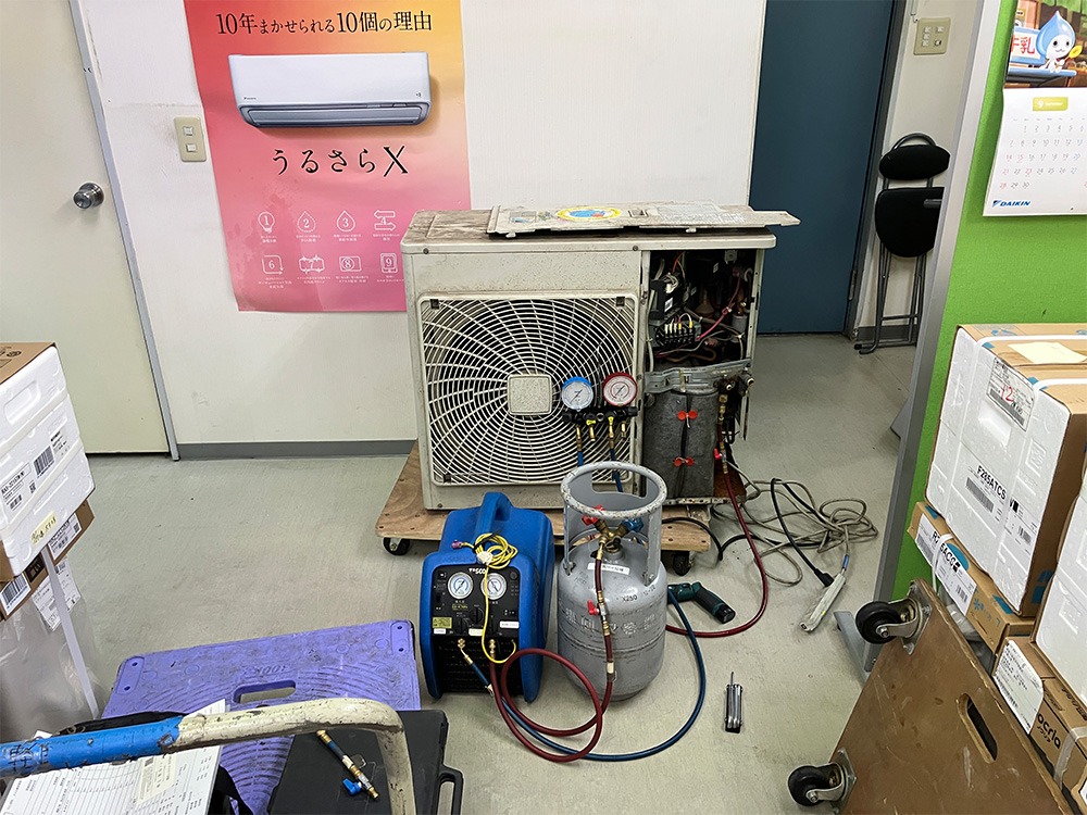 冷媒ガス回収（弊社店内にて）
