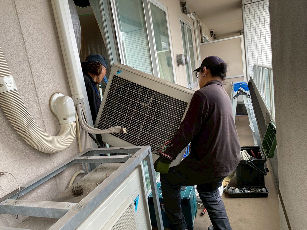 新規室外機搬入