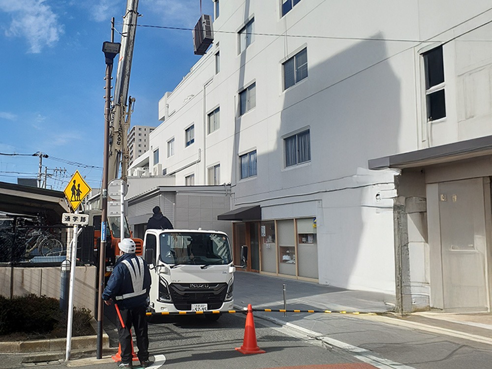 室外機搬出入作業①