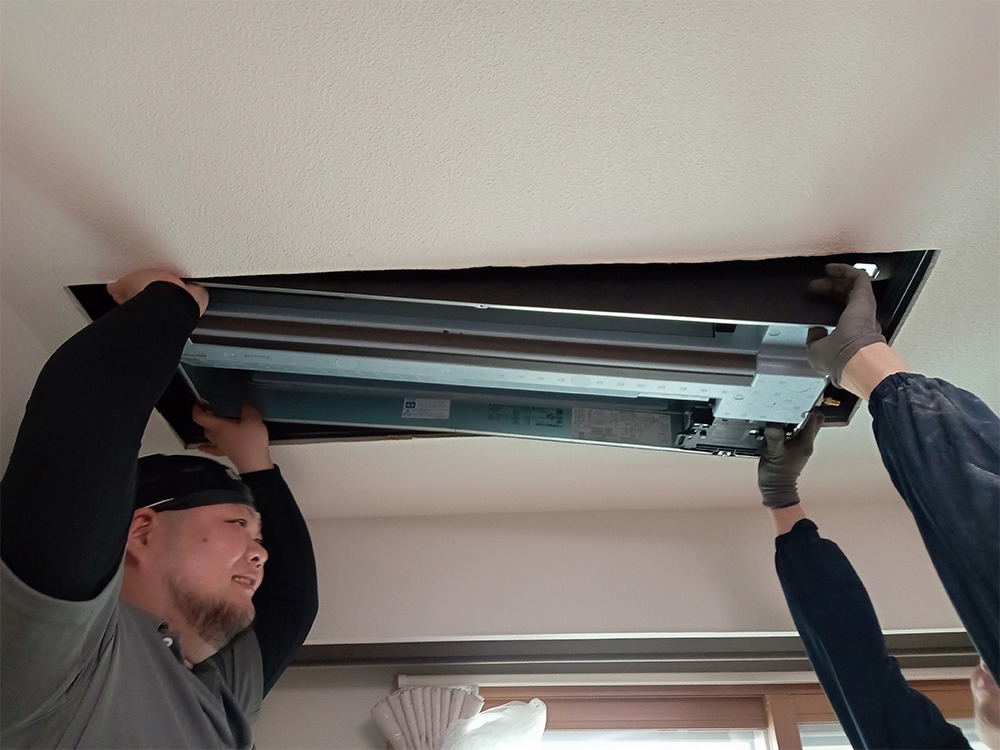 新規室内機吊り込み