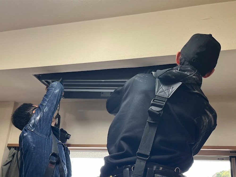 新規室内機吊り込み