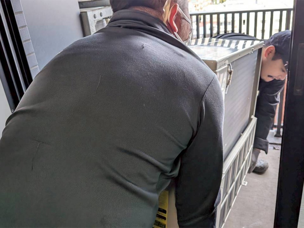 新規室外機搬入