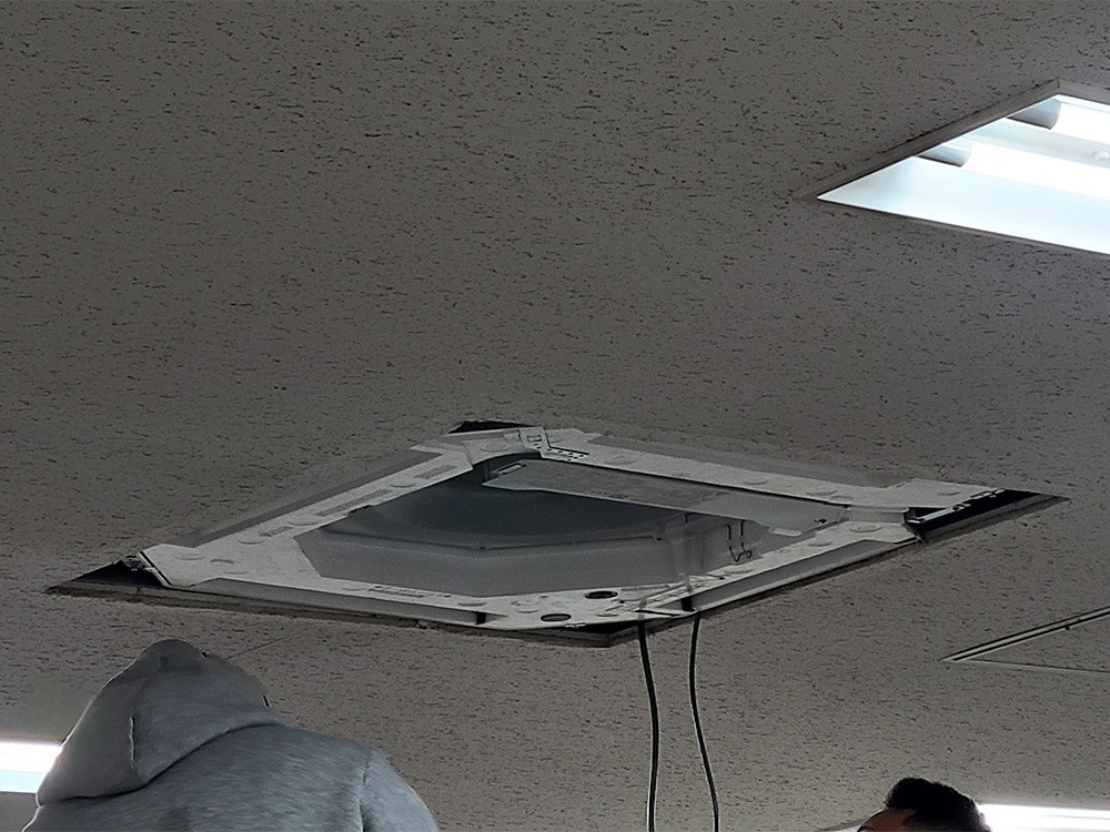 新規室内機吊り込み