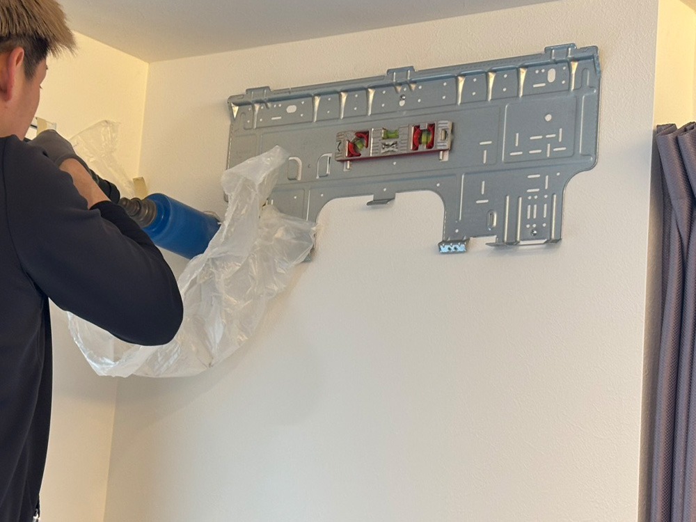 2F室内機A据付板設置・コア抜き