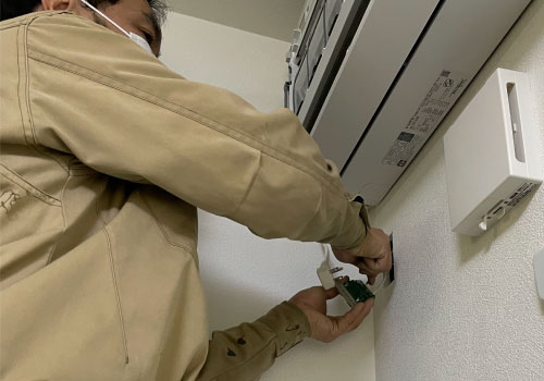 電圧切替えを伴うエアコン設置工事はエアコン総本舗にお任せください。